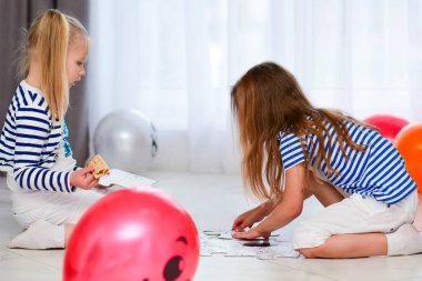 Çocuklar odada bir bulmaca oluşturun..