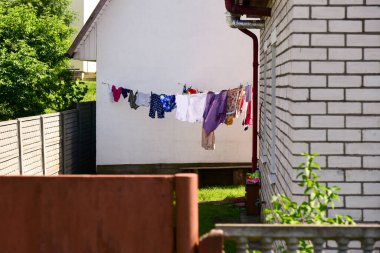 Çamaşırları yıkadım. Bahçedeki bir ipte kuruttum..