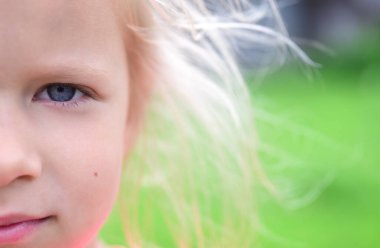 Saçları romantik sarışın bir kızın portresi..