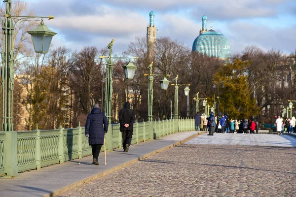 Passeggiata Turistica Sul Ponte San Pietroburgo — Foto Stock