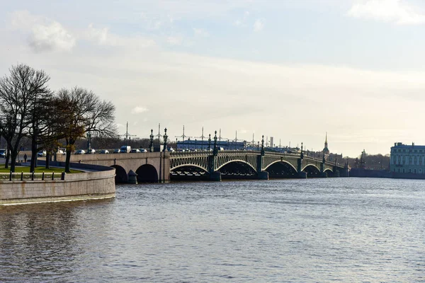 Petersburg Daki Neva Nehri Nin Karşısındaki Köprüde — Stok fotoğraf