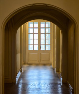 Eski tarihi bir binada uzun bir koridor..