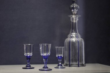 İçki bardakları olan eski bir sürahi..