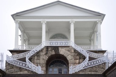 Sütunları olan eski beyaz Yunan binası.