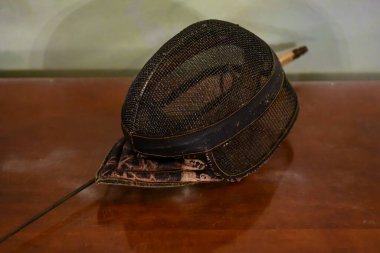 Lyceum 'daki masada eski bir eskrim maskesi..