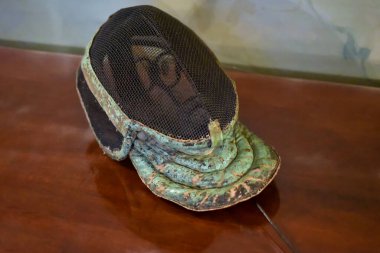 Lyceum 'daki masada eski bir eskrim maskesi..