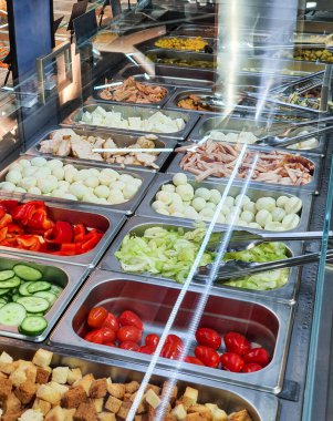 Markette salata hazırlamak için ürünler..