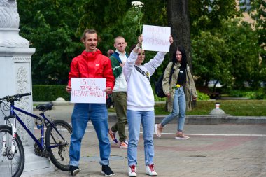 Beyaz bilezikli ve çiçekli insanlar, Belarus, Minsk 'teki Lukashenka hükümetine karşı düzenlenen bir protestoda 13.08.2020.