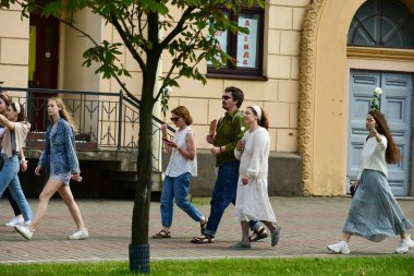 Beyaz bilezikli ve çiçekli insanlar, Belarus, Minsk 'teki Lukashenka hükümetine karşı düzenlenen bir protestoda 13.08.2020.