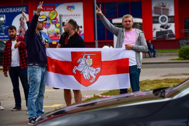 Beyaz bilezikli ve çiçekli insanlar, Belarus, Minsk 'teki Lukashenka hükümetine karşı düzenlenen bir protestoda 13.08.2020.