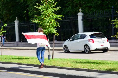 Beyaz bilezikli ve çiçekli insanlar, Belarus, Minsk 'teki Lukashenka hükümetine karşı düzenlenen bir protestoda 13.08.2020.