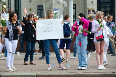 Beyaz bilezikli ve çiçekli insanlar, Belarus, Minsk 'teki Lukashenka hükümetine karşı düzenlenen bir protestoda 13.08.2020.