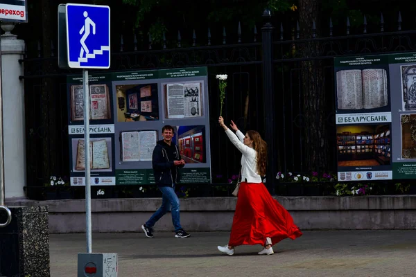 Εκδοτική Άνθρωποι Λευκά Βραχιόλια Και Λουλούδια Μια Διαμαρτυρία Ενάντια Στην — Φωτογραφία Αρχείου