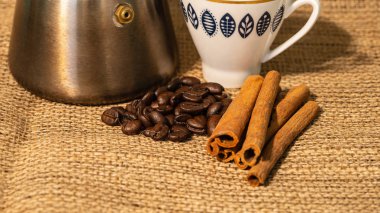 masada kahve çekirdekleri ve fincan yakın