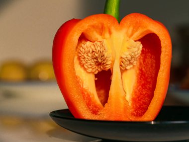 yarıya sarı biber yakın, sağlıklı beslenme kavramı  