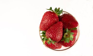 beyaz izole çilek ile taze meyve