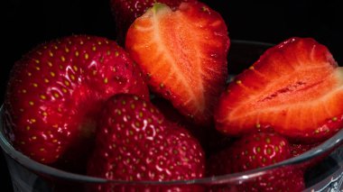 Bir kasede taze çilek