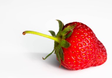 beyaz zemin üzerine çilek izole görüntüsü