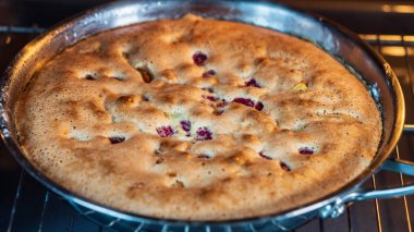 ekmek ile ev yapımı pişmiş pasta