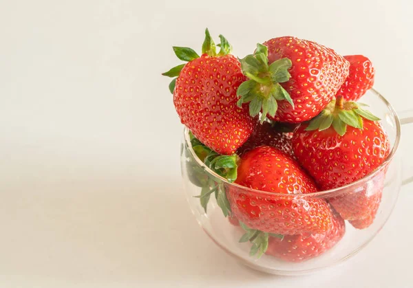 Erdbeeren Und Erdbeeren Einer Schüssel — Stockfoto