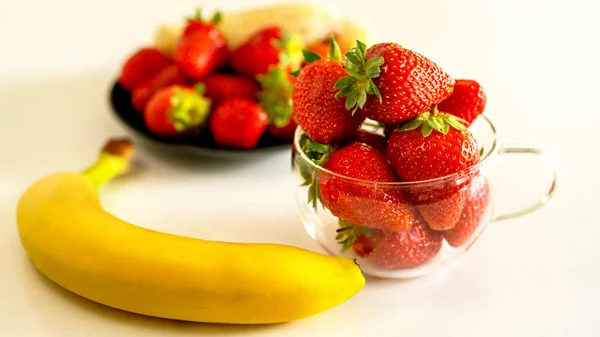 白色背景上的水果和水果 — 图库照片