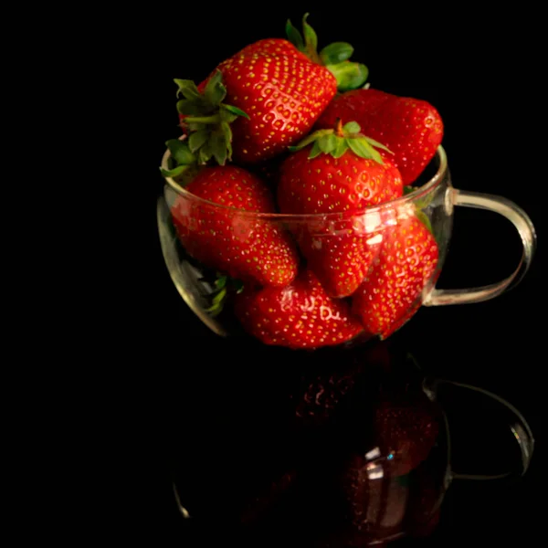 Erdbeeren Auf Schwarzem Hintergrund — Stockfoto