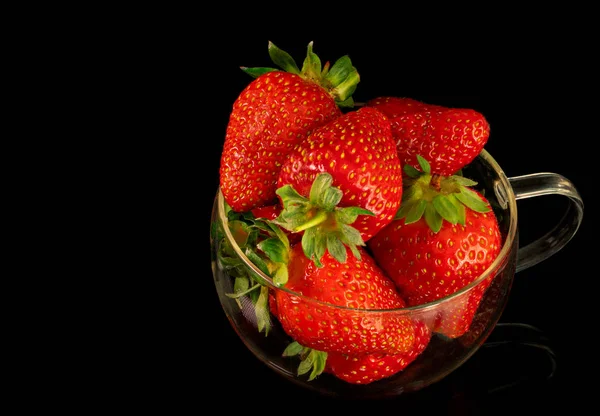 Erdbeeren Auf Schwarzem Hintergrund — Stockfoto
