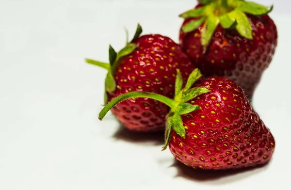 Köstliche Gesunde Erdbeeren Auf Weißem Hintergrund Studiofoto — Stockfoto