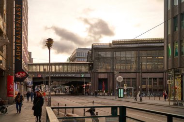 Şehir mimarisinin gündüz görüşü, seyahat kavramı 