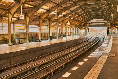 gündüz şehir tren istasyonu, seyahat konsepti 