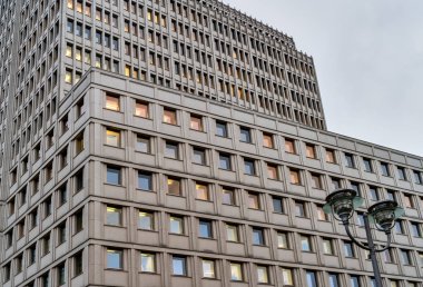 Şehir mimarisinin gündüz görüşü, seyahat kavramı 