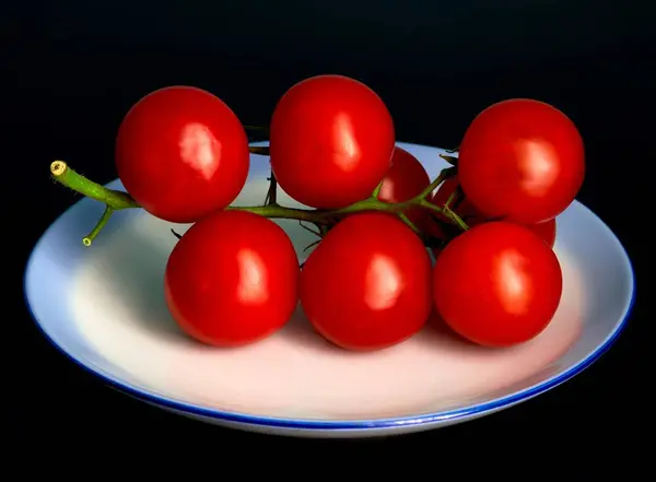 Rote Tomate Liegt Auf Schwarzem Hintergrund Gemüseernte — Stockfoto