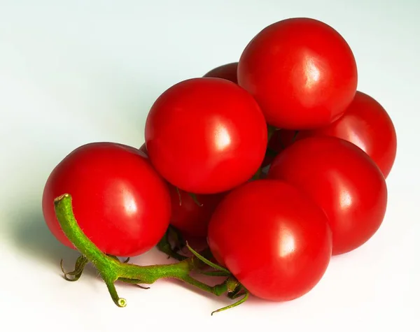 Rote Tomate Liegt Auf Schwarzem Hintergrund Gemüseernte — Stockfoto