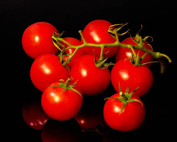 Rote Tomate Liegt Auf Schwarzem Hintergrund Gemüseernte — Stockfoto