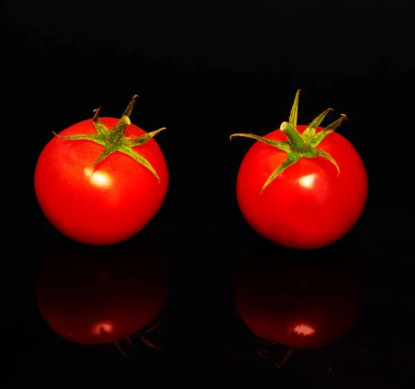 Rode Tomaat Ligt Een Zwarte Achtergrond Groente Oogst — Stockfoto