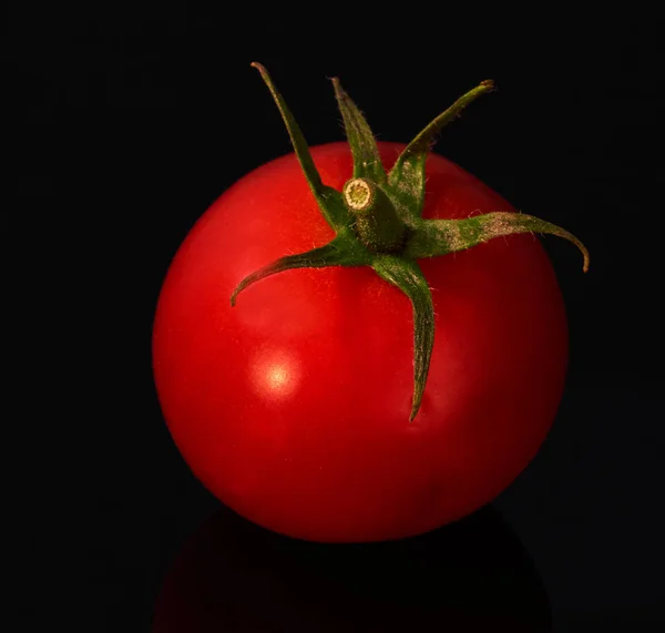 Rode Tomaat Ligt Een Zwarte Achtergrond Groente Oogst — Stockfoto