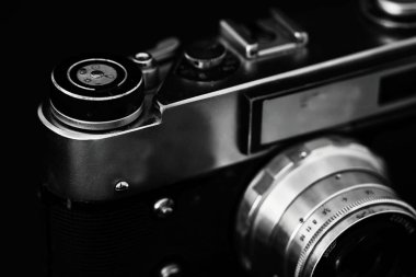 Siyah arkaplanda film retro kamerası                               