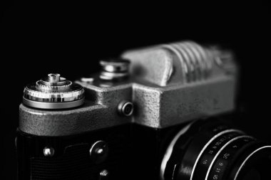 Siyah arkaplanda film retro kamerası                               