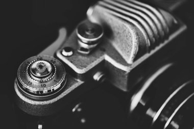 Siyah arkaplanda film retro kamerası                               