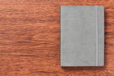 Not defteri, kağıt, kalem, çalışma için kalem veya ofisinde çalışacağım. Ahşap arka plan üzerinde izole.