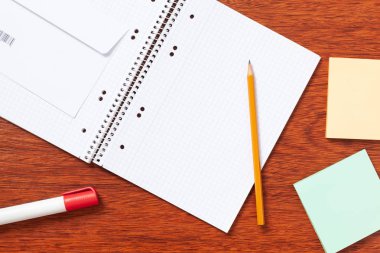 Not defteri, kağıt, kalem, çalışma için kalem veya ofisinde çalışacağım. Ahşap arka plan üzerinde izole.