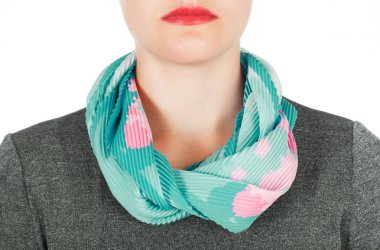 İpek eşarp. Beyaz arka plan üzerinde izole boynundaki yeşil İpek eşarp. Kadın Aksesuar.