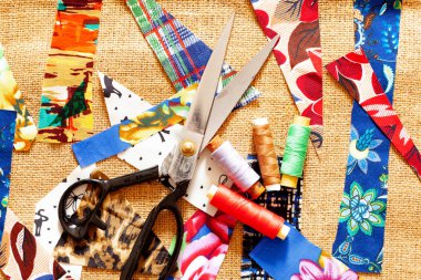 Keten arka plan üzerinde kumaş süsler. Yukarıdan görüntüleyin. Terzilik veya nevresim için çok renkli renkli kumaş örnekleri. Farklı pamuklu kumaş parçaları.