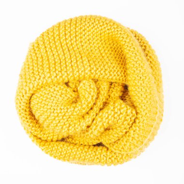 Yünlü atkı. Sarı eşarp beyaz arka plan üzerinde izole