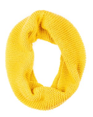 Yünlü atkı. Sarı eşarp beyaz arka plan üzerinde izole