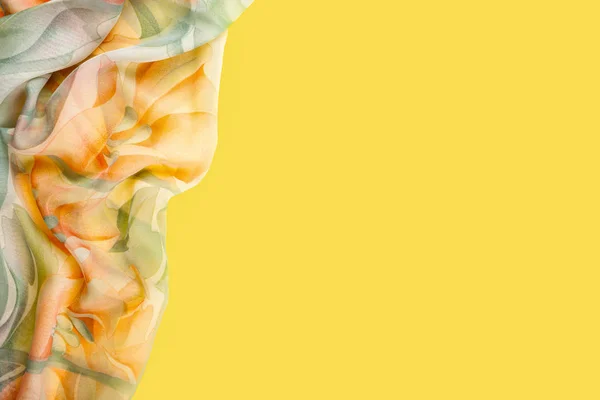 Sciarpa di seta. Sciarpa di seta gialla isolata su sfondo giallo — Foto Stock