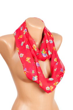 Beyaz arka planda izole manken üzerinde kırmızı ipek eşarp.