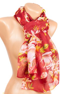 Beyaz arka planda izole manken üzerinde kırmızı ipek eşarp.