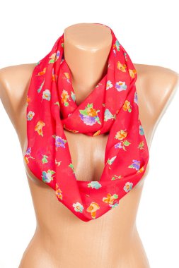 Beyaz arka planda izole manken üzerinde kırmızı ipek eşarp.