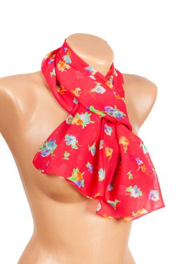 Beyaz arka planda izole manken üzerinde kırmızı ipek eşarp.